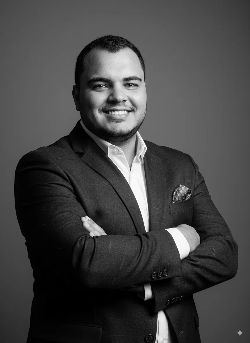Willyma, de terno, braços cruzados, sorrindo